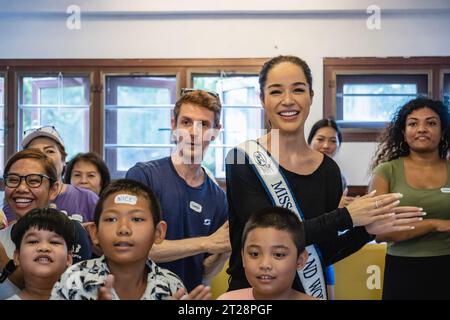 Bangkok, Thailandia. 14 ottobre 2023. Tharina Botes, Miss Thailand World 2023 si vede con i bambini della più grande baraccopoli di Klong Toei Bangkok, al Bangkok Community Help Foundation Learning and Development Center, a Klong Toei, a Bangkok. Miss Thailand World 2023, Tharina Botes, patrimonio misto thailandese-sudafricano si unì come volontaria in un programma settimanale gratuito di inglese per bambini e adulti, organizzato dalla Bangkok Community Help Foundation, a Klong Toei, il più grande baraccopoli di Bangkok. (Immagine di credito: © Nathalie Jamois/SOPA Images via ZUMA Press Wire) SOLO USO EDITORIALE! Non per USO commerciale Foto Stock