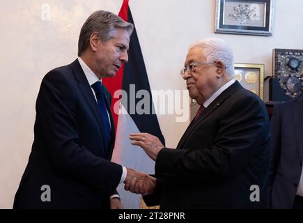Il Segretario di Stato Antony J. Blinken incontra il Presidente dell'Autorità palestinese Mahmoud Abbas, ad Amman, Giordania, venerdì 13 ottobre 2023. [Foto del Dipartimento di Stato di Chuck Kennedy) Foto Stock