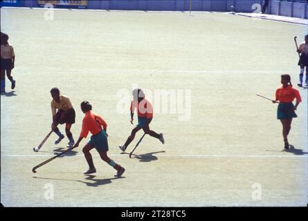 L'hockey su prato è uno sport di squadra strutturato in un formato standard di hockey, in cui ogni squadra gioca con undici giocatori in totale, composti da dieci giocatori di Outfield e un portiere. Le squadre devono muovere una palla di hockey intorno a un campo colpendola con un bastone da hockey verso il cerchio di tiro della squadra rivale e poi verso la porta. Foto Stock