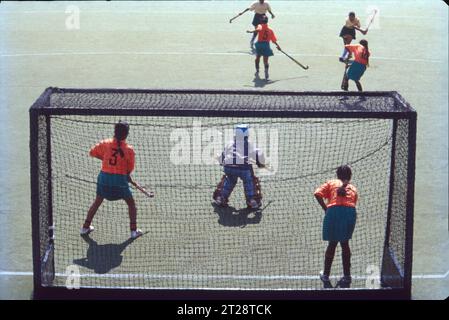 L'hockey su prato è uno sport di squadra strutturato in un formato standard di hockey, in cui ogni squadra gioca con undici giocatori in totale, composti da dieci giocatori di Outfield e un portiere. Le squadre devono muovere una palla di hockey intorno a un campo colpendola con un bastone da hockey verso il cerchio di tiro della squadra rivale e poi verso la porta. Foto Stock