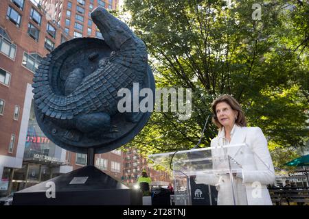 New York, USA. 17 ottobre 2023. La regina svedese Silvia ha partecipato alla presentazione della scultura dell'artista svedese Alexander Klingspor "New York City Legend" a Union Square a New York, USA, il 18 ottobre 2023. Foto: Pontus Höök /TT/code 70250 credito: TT News Agency/Alamy Live News Foto Stock