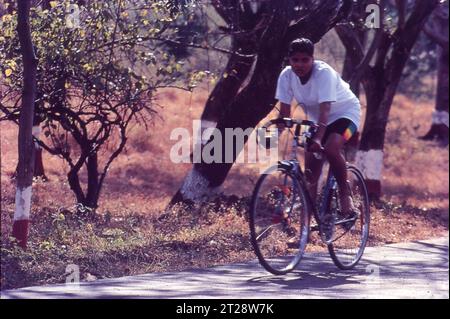 Il ciclismo, noto anche come ciclismo o ciclismo, è l'attività di andare in bicicletta o in altri tipi di bicicletta. Comprende l'uso di veicoli a propulsione umana Foto Stock