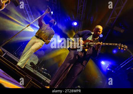 Milano, Italia. 17 ottobre 2023. La rock band americana Young the Giant si esibisce dal vivo al Circolo Magnolia di Segrate, Milano, il 17 ottobre 2023 (foto di Maria Laura Arturi/NurPhoto) crediti: NurPhoto SRL/Alamy Live News Foto Stock