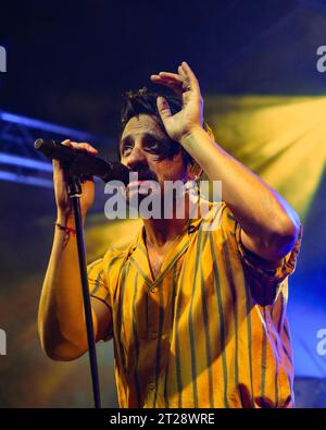 Milano, Italia. 17 ottobre 2023. La rock band americana Young the Giant si esibisce dal vivo al Circolo Magnolia di Segrate, Milano, il 17 ottobre 2023 (foto di Maria Laura Arturi/NurPhoto) crediti: NurPhoto SRL/Alamy Live News Foto Stock