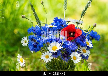 Bouquet di fiori di mais in uno sfondo naturale Foto Stock