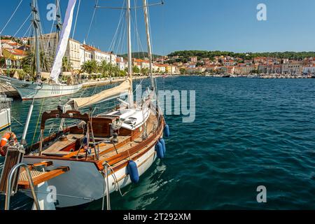 Lussuoso yacht a vela nel porto di Mali sull'isola di Lussino, nel Mare Adriatico, Croazia Foto Stock