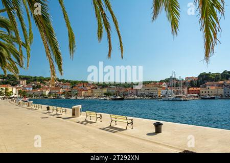 Pittoresca passeggiata nel porto di Mali sull'isola di Lussino, nel Mare Adriatico, Croazia Foto Stock