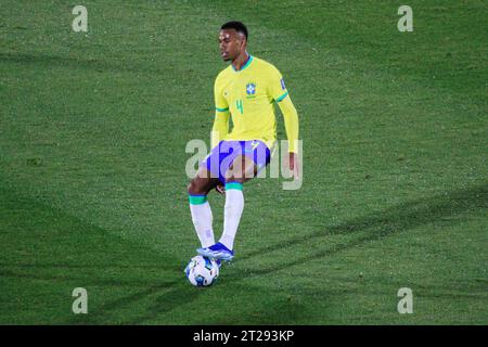 Montevideo, Uruguay. 17 ottobre 2023. Gabriel Magalhaes del Brasile, durante la partita tra Uruguay e Brasile per il quarto turno delle qualificazioni FIFA 2026, al Centenario Stadium, a Montevideo, Uruguay il 17 ottobre. Foto: Pool Pelaez Burga/DiaEsportivo/DiaEsportivo/Alamy Live News Credit: DiaEsportivo/Alamy Live News Foto Stock