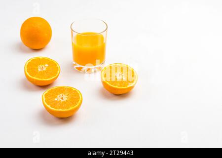 Succo d'arancia, arance per una dieta sana spuntino. Sfondo bianco. Vista dall'alto. Copia spazio Foto Stock