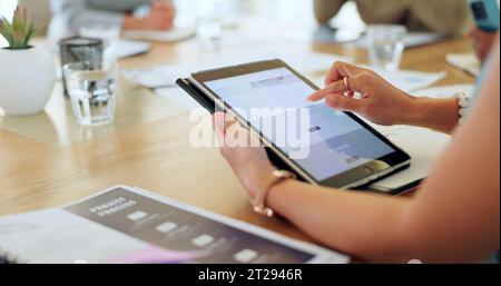 Mani aziendali, schermo e tablet per riunioni, proposte di progetto, lancio di siti Web e revisione del software. Persona professionale a scorrimento su digitale Foto Stock