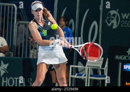 17 ottobre 2023: Monastir, Tunisia. 17 ottobre 2023. L'Italia Jasmine Paolini gioca contro Alize Cornet di Francia al Jasmin Open di Monastir, Tunisia (Credit Image: © Hasan mrad/IMAGESLIVE via ZUMA Press Wire) SOLO PER USO EDITORIALE! Non per USO commerciale! Foto Stock