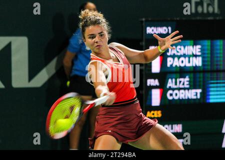 17 ottobre 2023: Monastir, Tunisia. 17 ottobre 2023. L'italiano Jasmine Paolini gioca contro Alize Cornet di Francia all'evento di tennis Jasmin Open a Monastir, in Tunisia. (Immagine di credito: © Hasan mrad/IMAGESLIVE via ZUMA Press Wire) SOLO PER USO EDITORIALE! Non per USO commerciale! Foto Stock