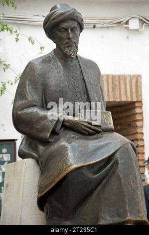 Statua di ben Maimonides (teologo, filosofo, dottore e rabbino), nata Cordoba 1135, morì il Cairo 1204, Quartiere ebraico, Cordoba, Provincia di Cordob Foto Stock