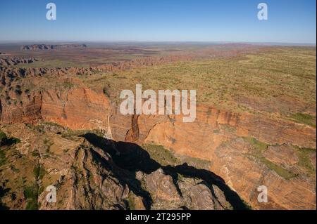 Vista aerea a grandangolo delle aspre catene montuose di Bungle Bungles (Purnululu), Australia Occidentale Foto Stock