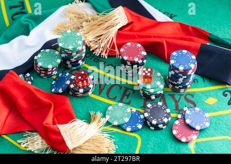 Tavolo da casinò Black Jack con carte e patatine Foto Stock