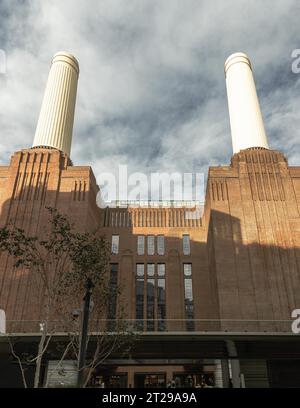 Londra, Regno Unito - 13 ottobre 2023 - nuova centrale elettrica di Battersea che opera come centro commerciale e destinazione per il tempo libero. L'iconico edificio simbolo di Londra, Spa Foto Stock