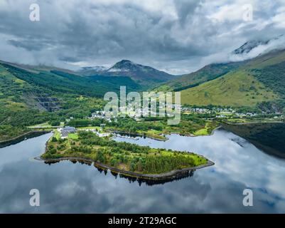 Vista aerea, atmosfera mattutina con riflessi d'acqua sul lago di loch Leven con il villaggio di Ballachulish, Highlands, Scozia, Great Foto Stock