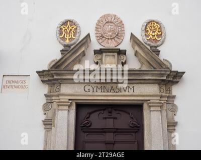 Portale d'ingresso, ex collegio gesuita, scuola di grammatica, dettaglio, città vecchia, Passau, Baviera, Germania Foto Stock