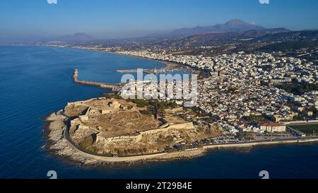 Tiro con i droni, Fortezza della Fortezza del Mare di Venezia, città vecchia di Venezia, Porto, Rethimnon, Creta, Grecia Foto Stock