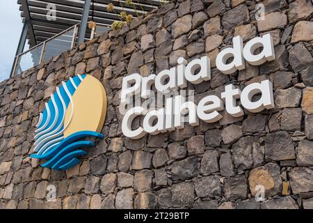 Praia da Calheta in estate, lettere del nome della città sulla costa, Madeira. Portogallo Foto Stock