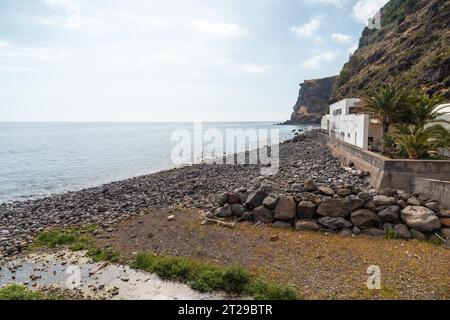 Praia da Calheta in estate, splendida costa e scogliere, Madeira. Portogallo Foto Stock