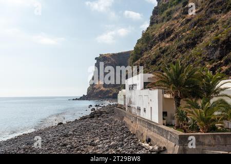 Praia da Calheta in estate, splendida costa e scogliere, Madeira. Portogallo Foto Stock