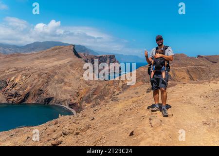 Un padre con il suo bambino in estate a Ponta de Sao Lourenco guardando il paesaggio e il mare, la costa di Madeira Foto Stock