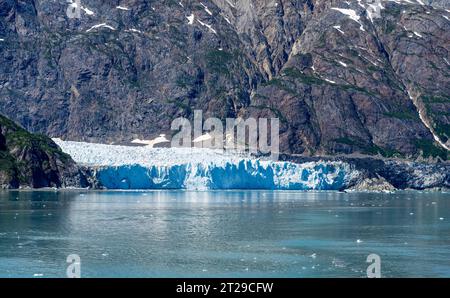 Il ghiacciaio Margerie è un ghiacciaio con acqua di marea lungo circa 21 km situato a Glacier Bay, Alaska, Stati Uniti, all'interno del Glacier Bay National Park and Preserve. Foto Stock