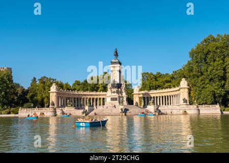 Monumento ad Alfonso XII nell'Estanque grande de El Retiro nella città di Madrid. Spagna Foto Stock