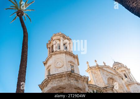 Torri e la facciata della chiesa della Santa Cattedrale nella città di Cadice. Andalusia Foto Stock