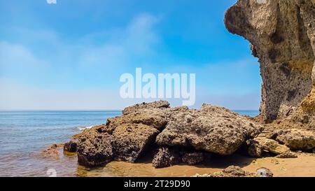 La più famosa spiaggia di Monsul nel Parco naturale, formazioni laviche erose che la circondano, sabbia fine e le sue acque cristalline. San Jose, Almeria. Foto Stock