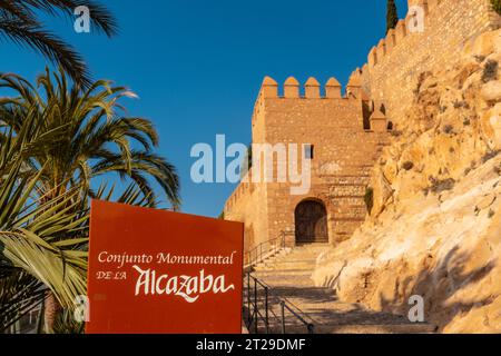 Ingresso generale dell'Alcazaba e delle mura della città di Almeria, Andalusia. Spagna. Costa del sol nel mar mediterraneo Foto Stock