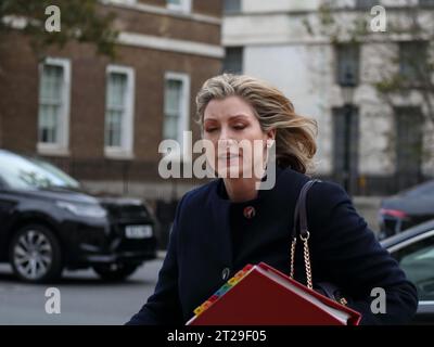 Londra, Regno Unito. 17 ottobre 2023. Penny Mordaunt, leader della camera dei comuni, arriva all'Ufficio del Gabinetto per la riunione del Gabinetto. Foto Stock