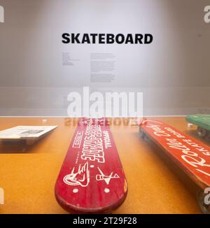 The Design Centre, Londra, Regno Unito. 18 ottobre 2023. La prima grande mostra britannica che mappa l'evoluzione del design dello skateboard dagli anni '1950 ad oggi si svolge dal 20 ottobre 2023-2 giugno 2024. In mostra, oltre 90 tavole rare e uniche, insieme ad altri 150 oggetti, con i punti salienti tra cui le prime tavole professionali di Tony Hawk e Sky Brown. Il giorno in cui verrà inaugurata la nuova rampa pubblica di pattinaggio di Londra, costruita all'interno della galleria espositiva, sarà svelata con i membri del Converse CONS Skateboard Team Riders pattinaggio dal vivo. Crediti: Malcolm Park/Alamy Live News Foto Stock