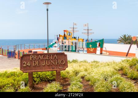 Praia da Calheta in estate, il nome del parco giochi, Madeira. Portogallo Foto Stock