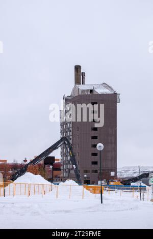 KIRUNA, SVEZIA - 17 OTTOBRE 2023, città mineraria svedese Kiruna, nella Scandinavia settentrionale. Demolizione di Kvarter Ortdrivaren, progettata dall'architetto Ralph E. Foto Stock