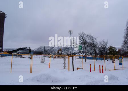 KIRUNA, SVEZIA - 17 OTTOBRE 2023, città mineraria svedese Kiruna, nella Scandinavia settentrionale. Demolizione di Kvarter Ortdrivaren, progettata dall'architetto Ralph E. Foto Stock