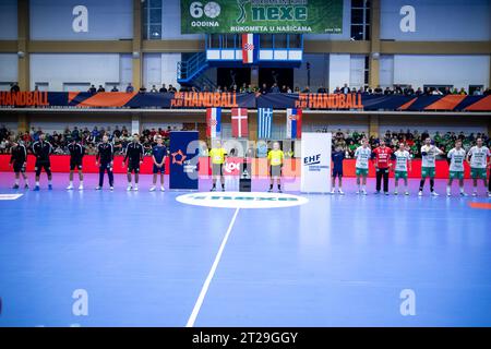 Nasice, Croazia. 17 ottobre 2023. I giocatori si schierano per gli inni nazionali durante la partita della fase a gironi della EHF European League tra RK Nexe e Skjern Handbold a OS Kralja Tomislava il 17 ottobre 2023 a Nasice, Croazia. Foto: Borna Jaksic/PIXSELL credito: Pixsell/Alamy Live News Foto Stock