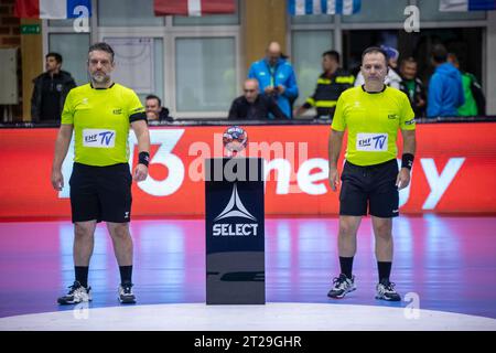 Nasice, Croazia. 17 ottobre 2023. Gli arbitri Michalis Tzaferopoulos e Andreas Bethmann precedono la gara della fase a gironi della EHF European League tra RK Nexe e Skjern Handbold a OS Kralja Tomislava il 17 ottobre 2023 a Nasice, Croazia. Foto: Borna Jaksic/PIXSELL credito: Pixsell/Alamy Live News Foto Stock