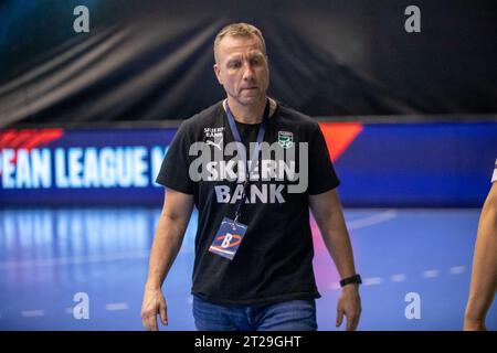 Nasice, Croazia. 17 ottobre 2023. Skjern Handbold Head Coach Henrik Kronborg durante la partita della fase a gironi della EHF European League tra RK Nexe e Skjern Handbold a OS Kralja Tomislava il 17 ottobre 2023 a Nasice, Croazia. Foto: Borna Jaksic/PIXSELL credito: Pixsell/Alamy Live News Foto Stock