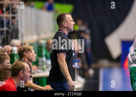 Nasice, Croazia. 17 ottobre 2023. Skjern Handbold Head Coach Henrik Kronborg durante la partita della fase a gironi della EHF European League tra RK Nexe e Skjern Handbold a OS Kralja Tomislava il 17 ottobre 2023 a Nasice, Croazia. Foto: Borna Jaksic/PIXSELL credito: Pixsell/Alamy Live News Foto Stock