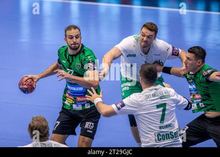 Nasice, Croazia. 17 ottobre 2023. Luka Moslavac di RK Nexe in azione durante l'incontro a gironi della EHF European League tra RK Nexe e Skjern Handbold a OS Kralja Tomislava il 17 ottobre 2023 a Nasice, Croazia. Foto: Borna Jaksic/PIXSELL credito: Pixsell/Alamy Live News Foto Stock