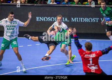 Nasice, Croazia. 17 ottobre 2023. Luka Moslavac di RK Nexe in azione durante l'incontro a gironi della EHF European League tra RK Nexe e Skjern Handbold a OS Kralja Tomislava il 17 ottobre 2023 a Nasice, Croazia. Foto: Borna Jaksic/PIXSELL credito: Pixsell/Alamy Live News Foto Stock