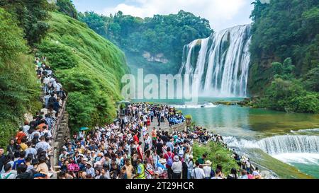 Pechino, Cina. 3 ottobre 2023. Questa foto aerea scattata il 3 ottobre 2023 mostra le persone che visitano la cascata di Huangguoshu nella città di Anshun, nella provincia di Guizhou nella Cina sud-occidentale. Crediti: Chen Xi/Xinhua/Alamy Live News Foto Stock