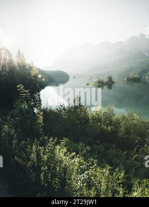 Immagine magica del famoso lago Eibsee. Una giornata meravigliosa e una scena meravigliosa. Posizione resort Garmisch-Partenkirchen, alpe Bavarese, Europa. Il posto migliore Foto Stock