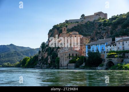 Castello di Miravet città storica nella regione di Tarragona in Catalogna, Spagna Foto Stock