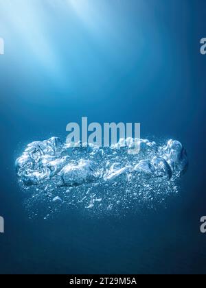 Da sotto il fondale dell'oceano con splendide acque turchesi con bolle d'aria che si alzano Foto Stock