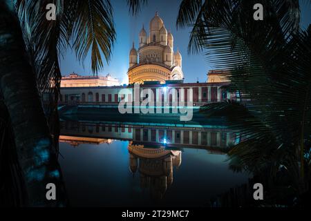 Tempio Dakshineswar Kali illuminato di notte a Dakshineswar, Calcutta, Bengala Occidentale, India. Foto Stock