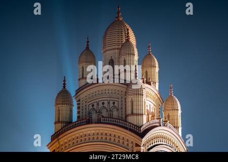 Tempio Dakshineswar Kali illuminato di notte a Dakshineswar, Calcutta, Bengala Occidentale, India. Foto Stock