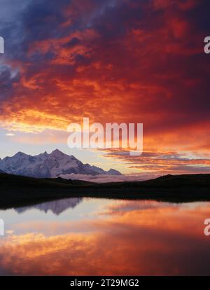 Splendida immagine dei fantastici laghi Koruldi ai piedi del monte Ushba. Drammatica scena mattutina. Ubicazione luogo Upper Svaneti, Mestia, Georgia, Europa. Foto Stock